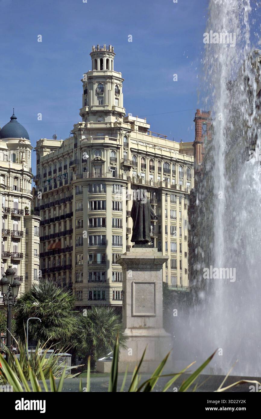 The iconic Edificio Carrión stands tall in Plaza del Callao, Madrid ...