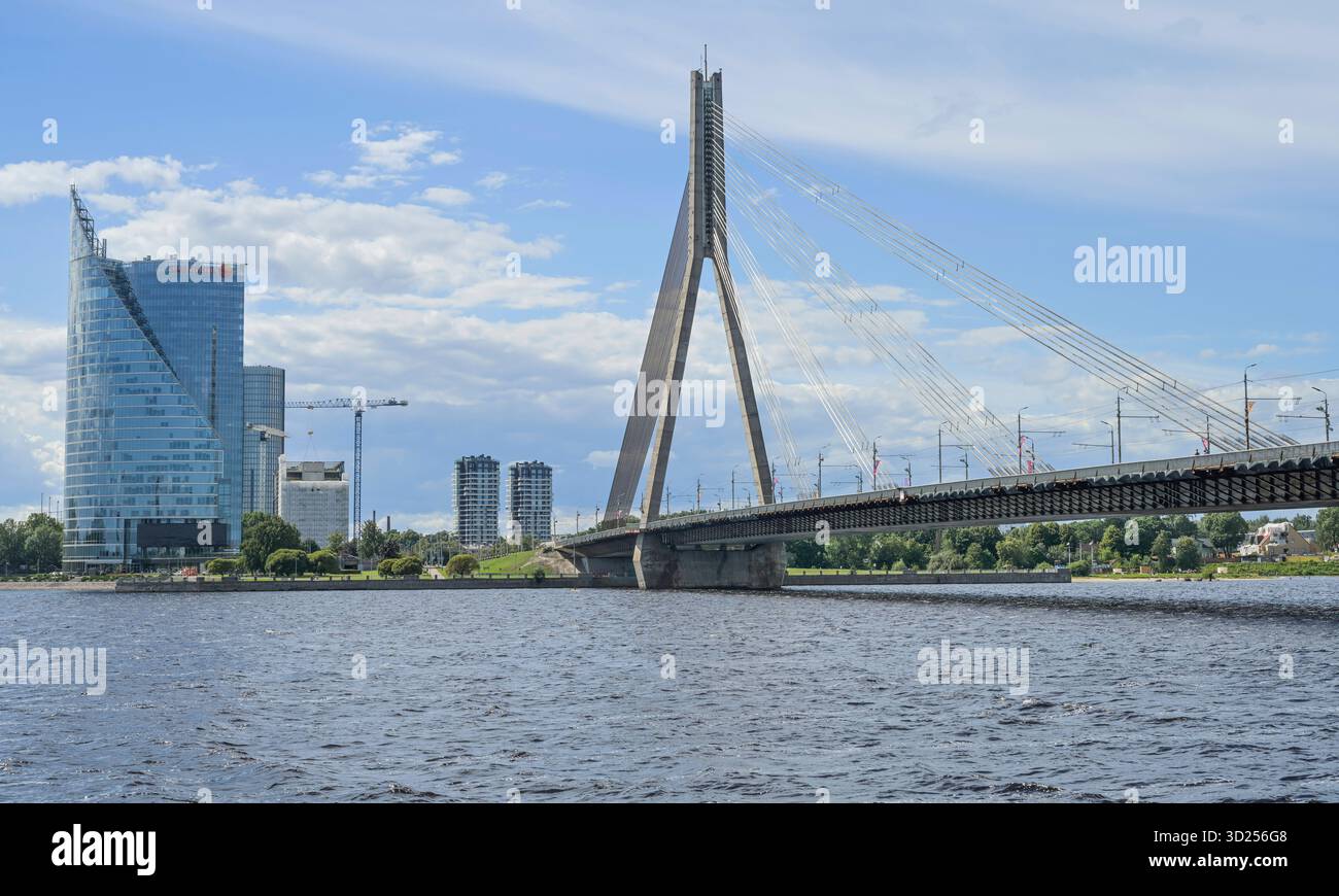 Hochhaus Saules Akmens, lettischer Hauptsitz der Swedbank, Vansu-Brücke ...
