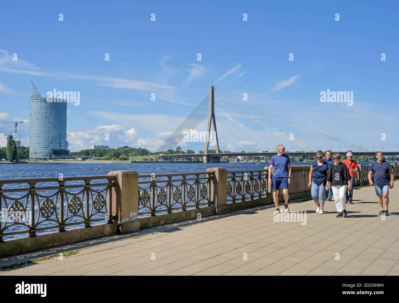 Promenade an der Düna, Hochhaus Saules Akmens, lettischer Hauptsitz der ...
