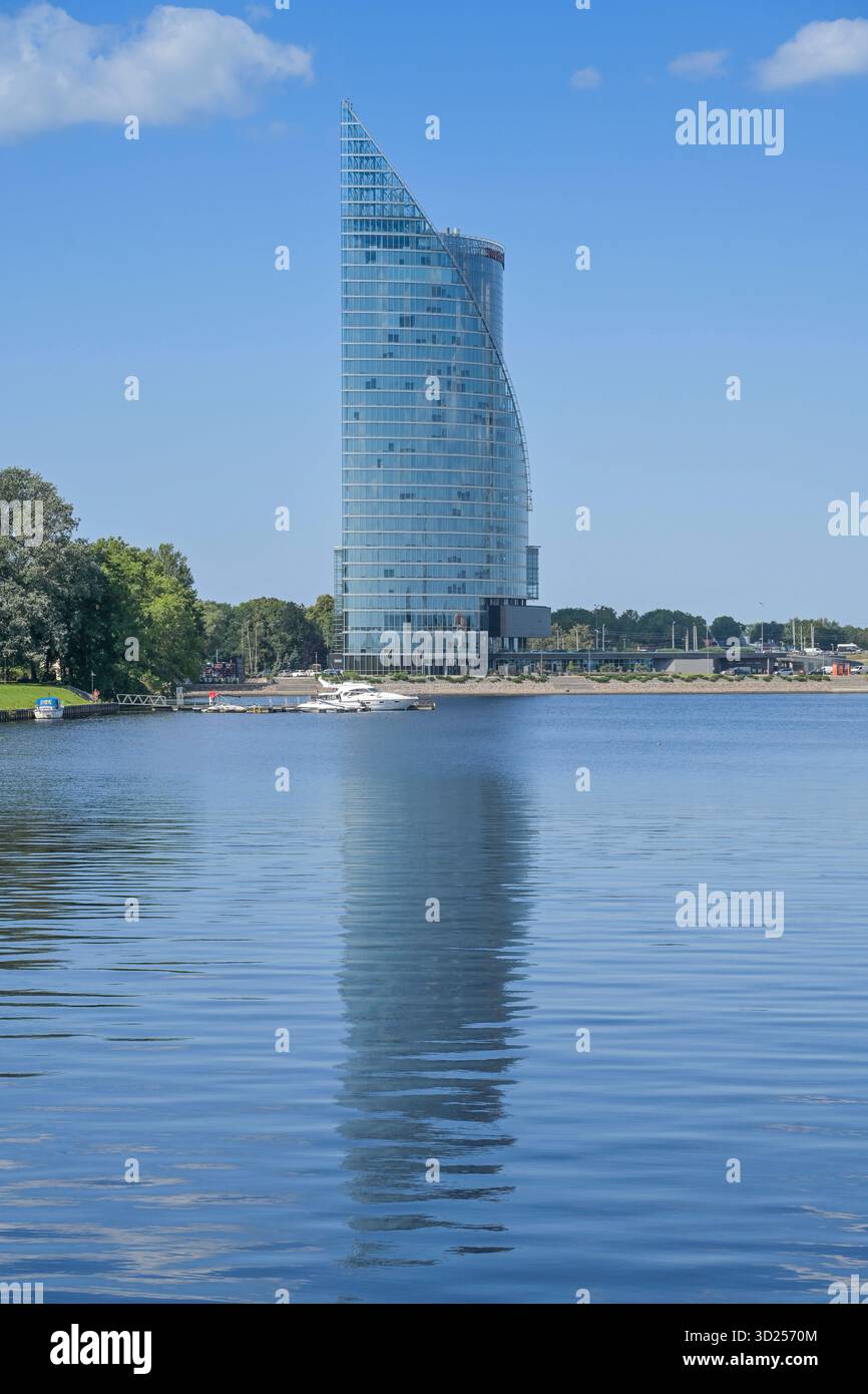 Hochhaus Saules Akmens, lettischer Hauptsitz der Swedbank, Fluß Düna ...