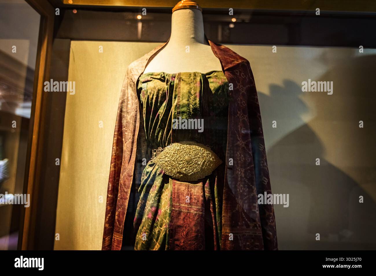 Gold state dress hi-res stock photography and images - Alamy Gold state dress hi-res stock photography and images - Alamy