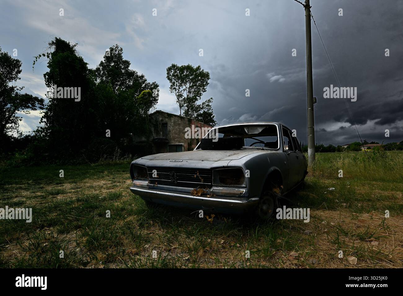 Old car neglected house hi-res stock photography and images - Alamy