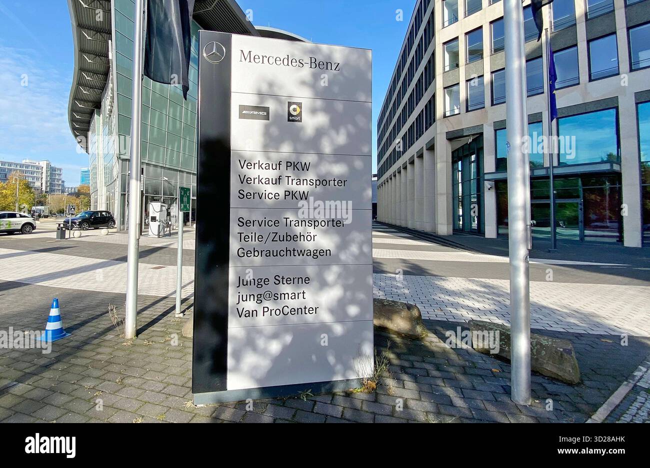 Mercedes sign hi-res stock photography and images - Page 22 - Alamy, image size:1300x937