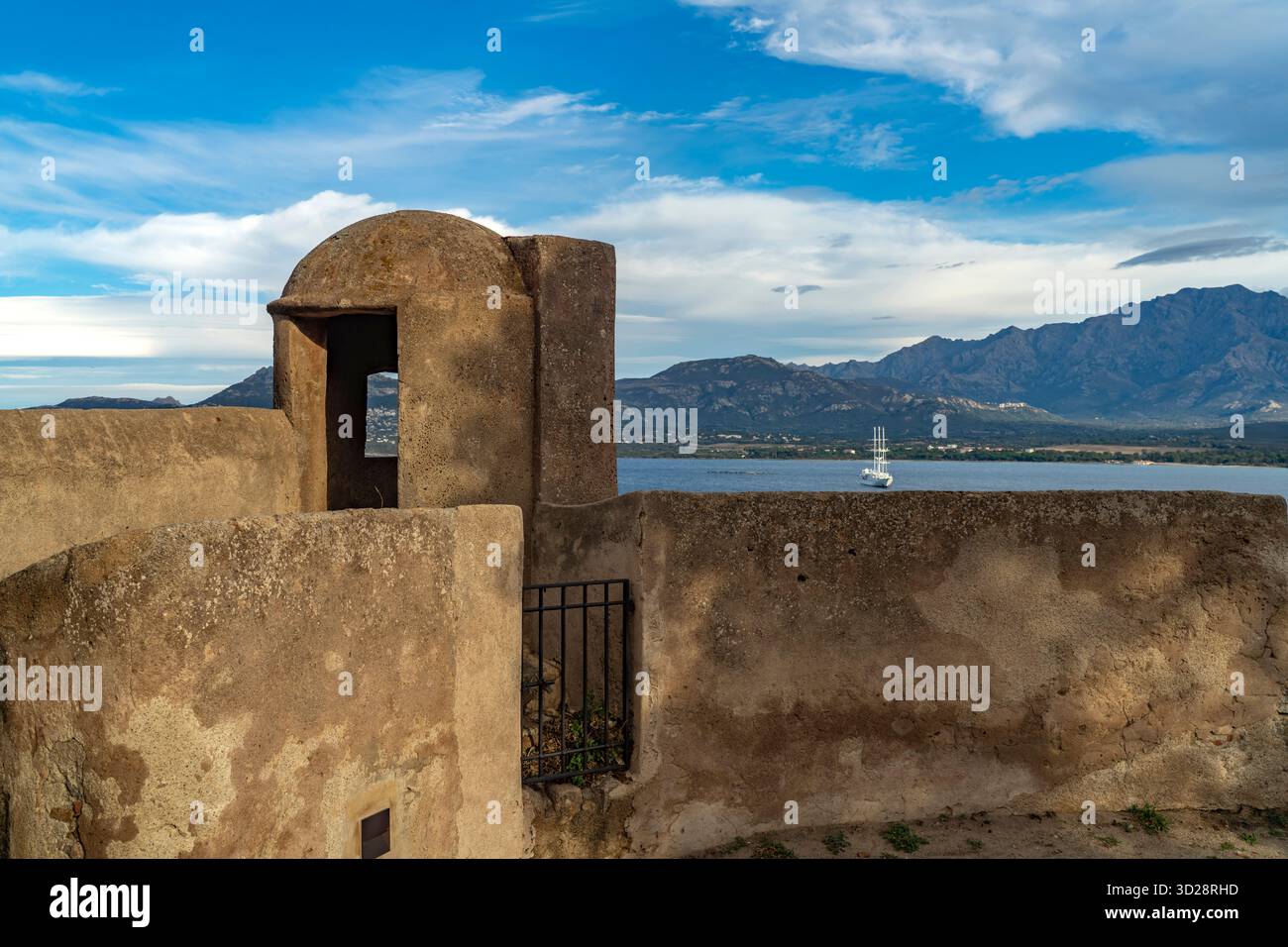Mauer der Zitadelle und die Bucht von Calvi, Balagne, Korsika, Frankreich |  Citadel walls and the Bay in Calvi, Balagne, Corsica, France Stock Photo