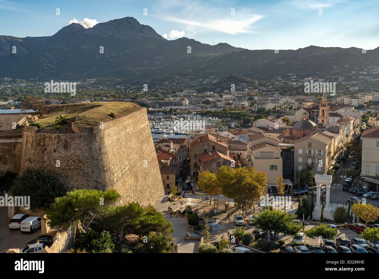 Mauer der Zitadelle und die Stadt Calvi, Balagne, Korsika, Frankreich |  Citadel walls and the City of Calvi, Balagne, Corsica, France Stock Photo