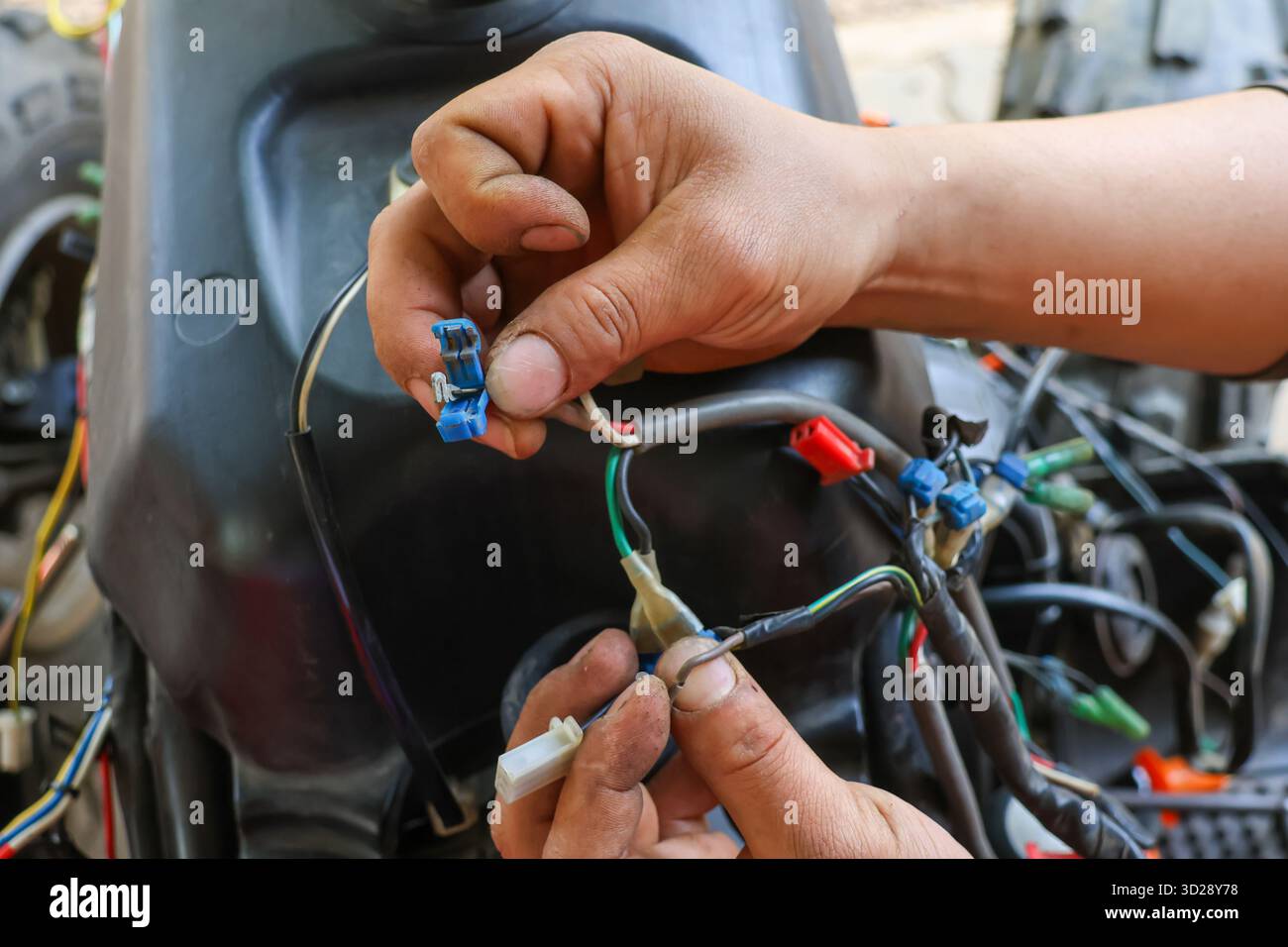 Selective focus electric bridge for separating wires in the hand of a ...
