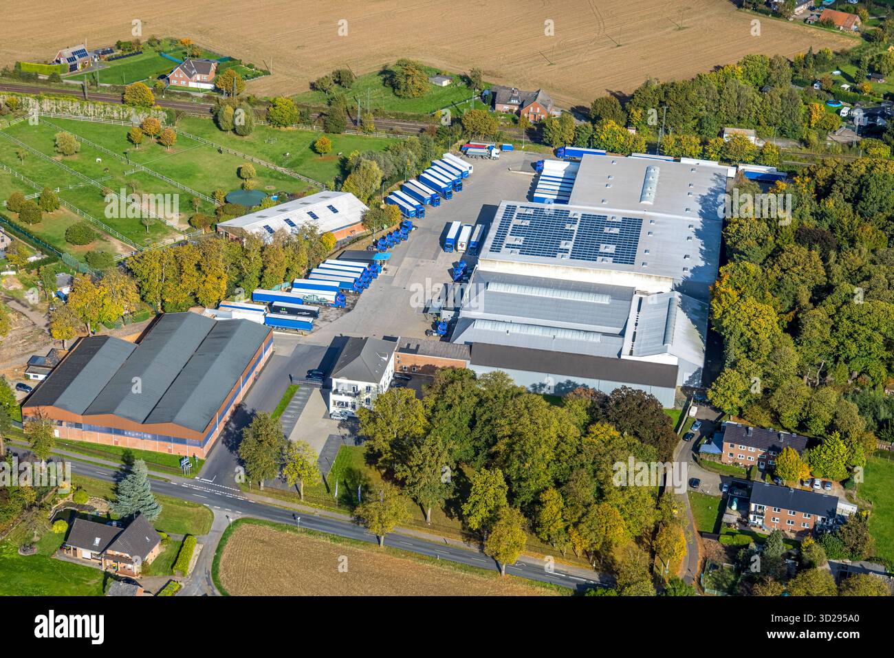 Luftbild, Werk Hvelmann Logistik GmbH Logistikdienst mit Solardach, Empel,  Rees, Niederrhein, Nordrhein-Westfalen, Deutschland  ACHTUNGxMINDESTHONORARx60xEURO *** Aerial view, Hvelmann Logistik GmbH  logistics service plant with solar roof, Empel, Rees ...