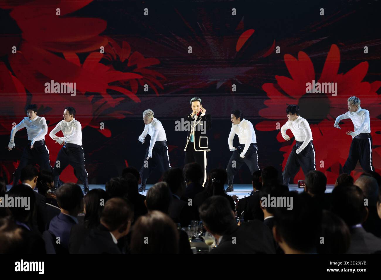G-Dragon performs at APEC summit dinner K-pop star G-Dragon performs ...