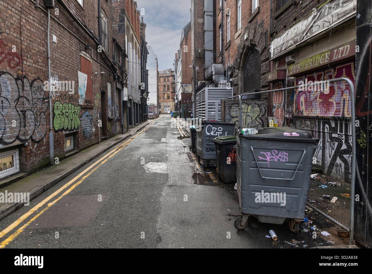 Curb sidewalk street trash litter hi-res stock photography and images ...