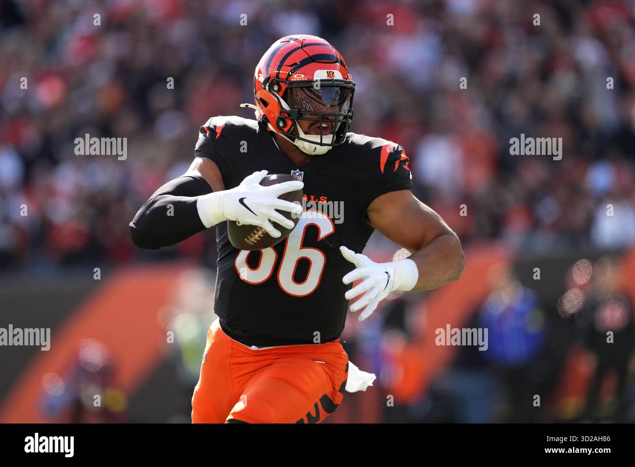 cincinnati-bengals-tight-end-noah-fant-86-turns-downfield-after