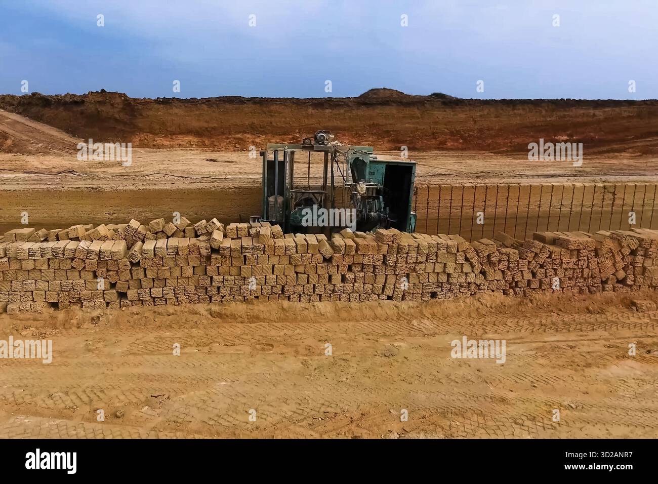 Shell quarry quarry. Cutting a seashell into blocks right away in a ...