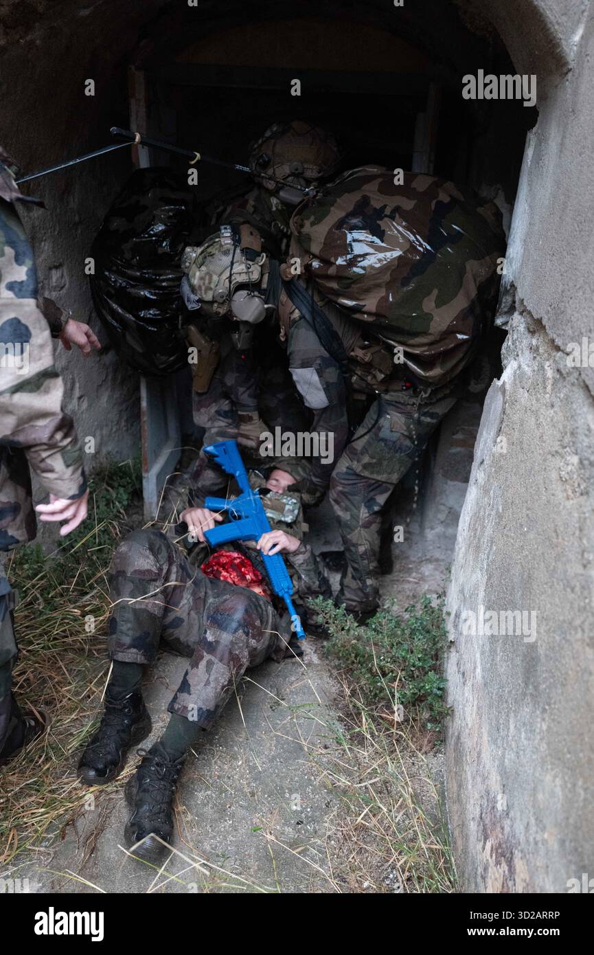 Camp Rafalli Legionnaires of the French 2nd REP, Regiment Foreigner paratroopers ...