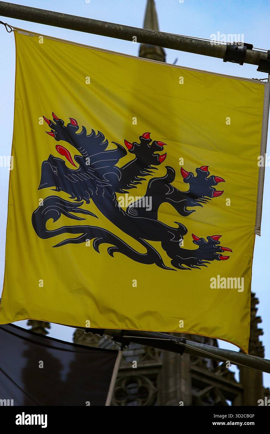 30.10.2025 xsvx, Tourismus, Brügge, Flagge Fahne Logo Wappen der Region  Flandern Flämischer Löwe Vlaamse Leeuw Symbol Brügge *** 30 10 2025 xsvx,  tourism, Bruges, flag flag logo coat of arms of the, image size:866x1390