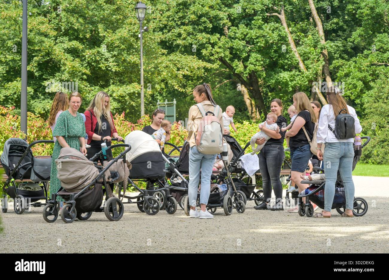 Bernardinergarten Und Park Frauen Mit Kinderwagen Vilnius Litauen bernardinergarten-und-park-frauen-mit-kinderwagen-vilnius-litauen