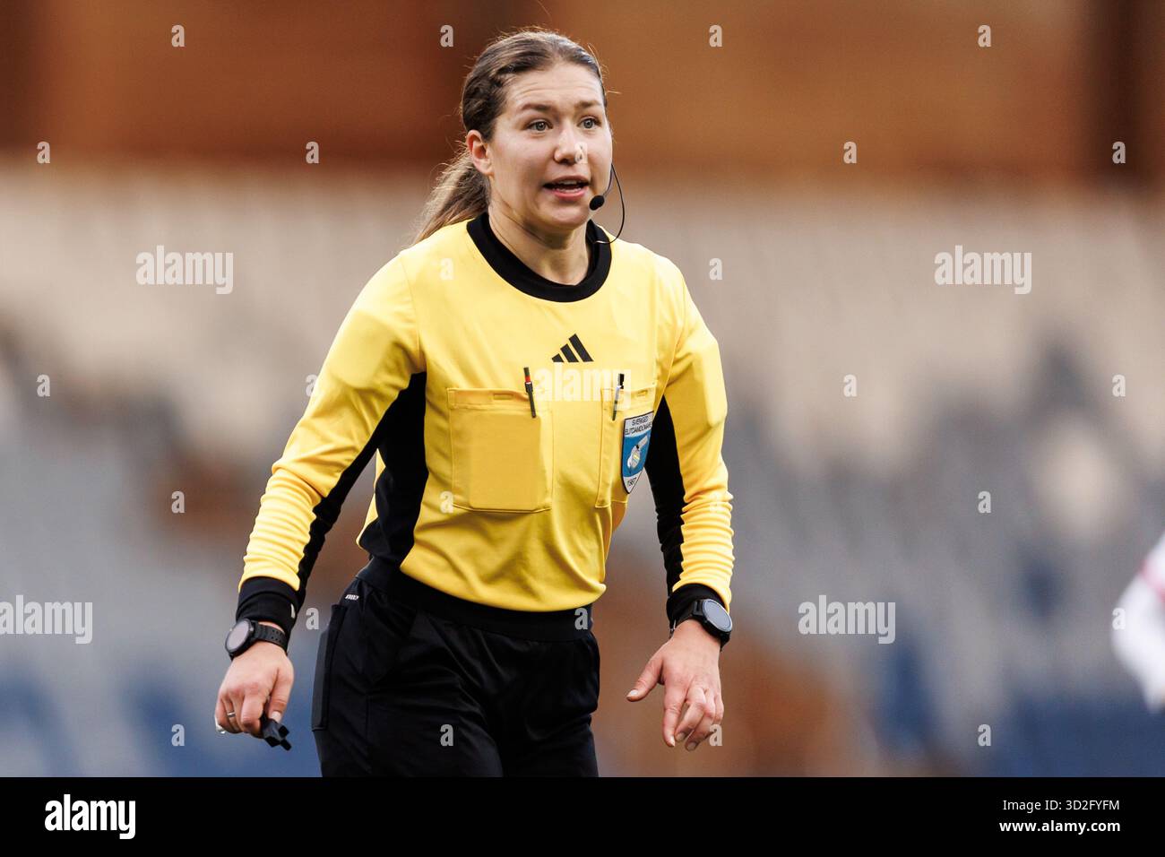 Poopuu 251101 Domare Anastasia Oberlauf Poopuu under fotbollsmatchen i ...