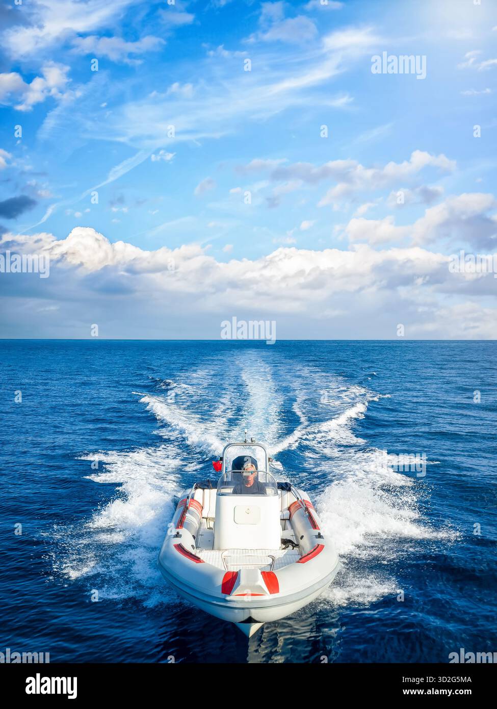 Aerial view speedboat leaving wake hi-res stock photography and images ...