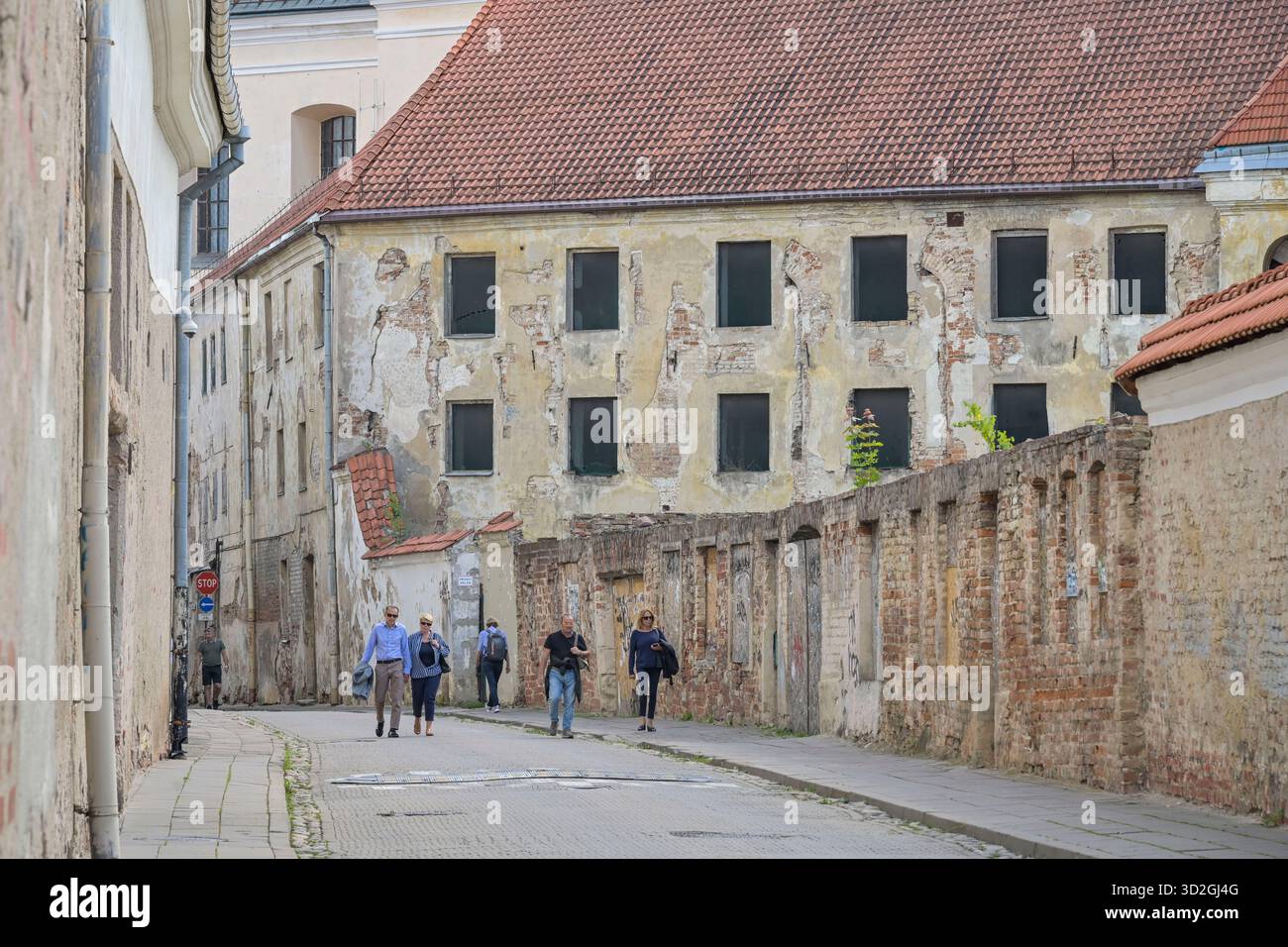 Straßenszene, Menschen, Bürgersteig, Mauer, Sv. Ignoto Straße, Altstadt, Vilnius, Litauen Stock Photo