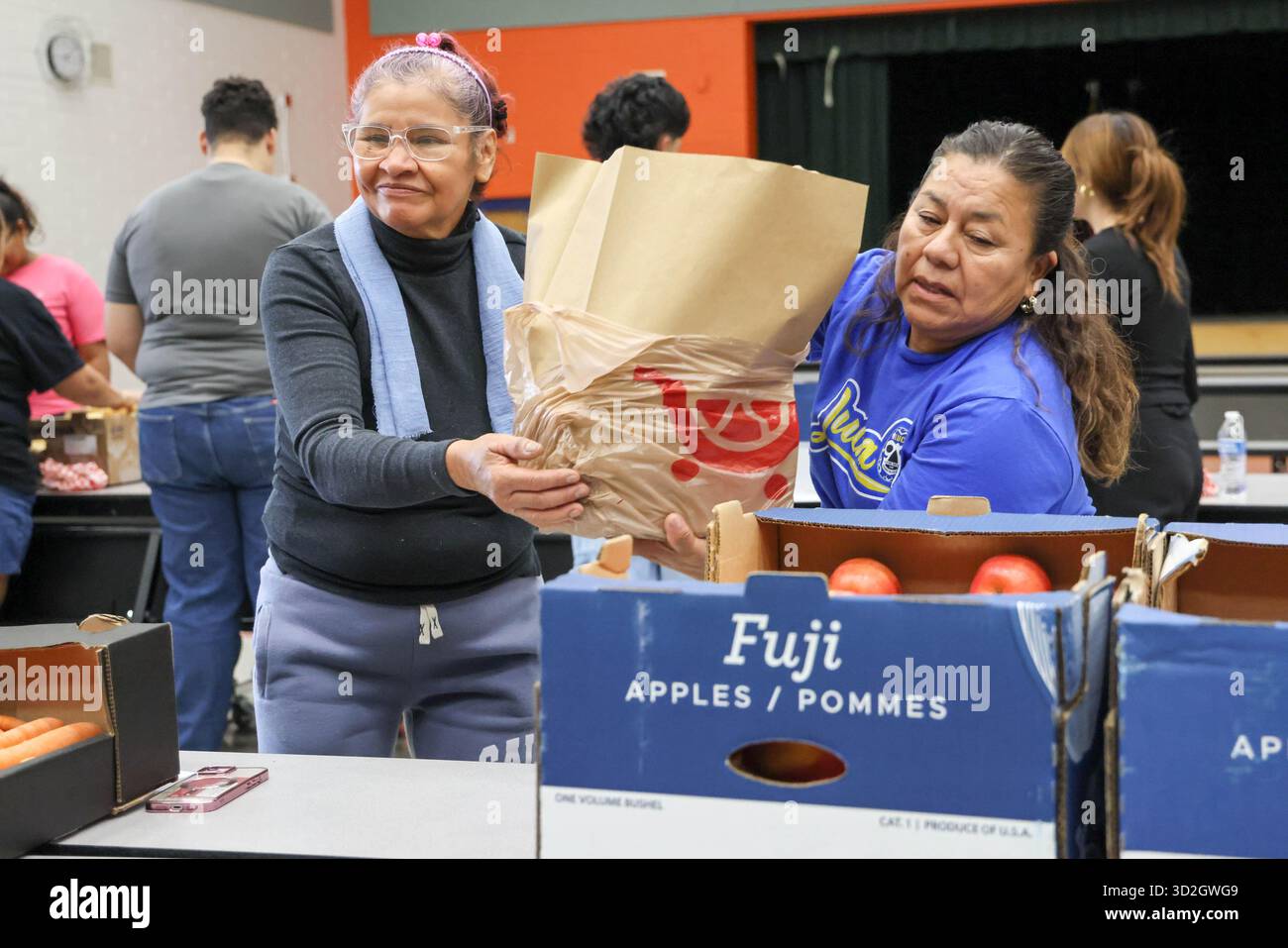 Phoenix, USA. 01st Nov, 2025. The Neighbor to Neighbor: Food for Every AZ  Family community food distribution event is held at Solano Elementary  School in Phoenix, Arizona USA on November 1, 2025.
