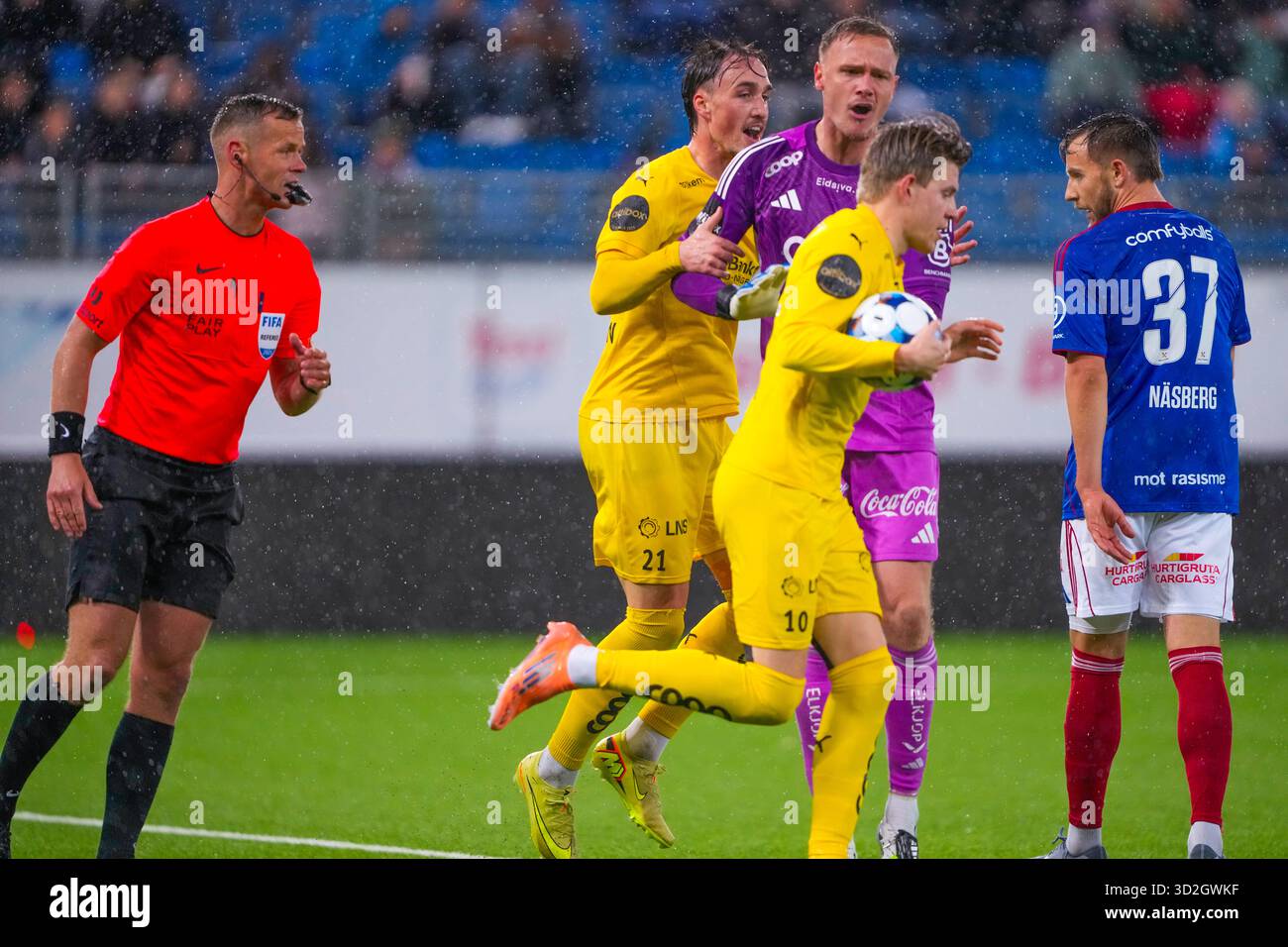 Oslo 20251101. Referee Iver Fossum in the Elite Series football match ...