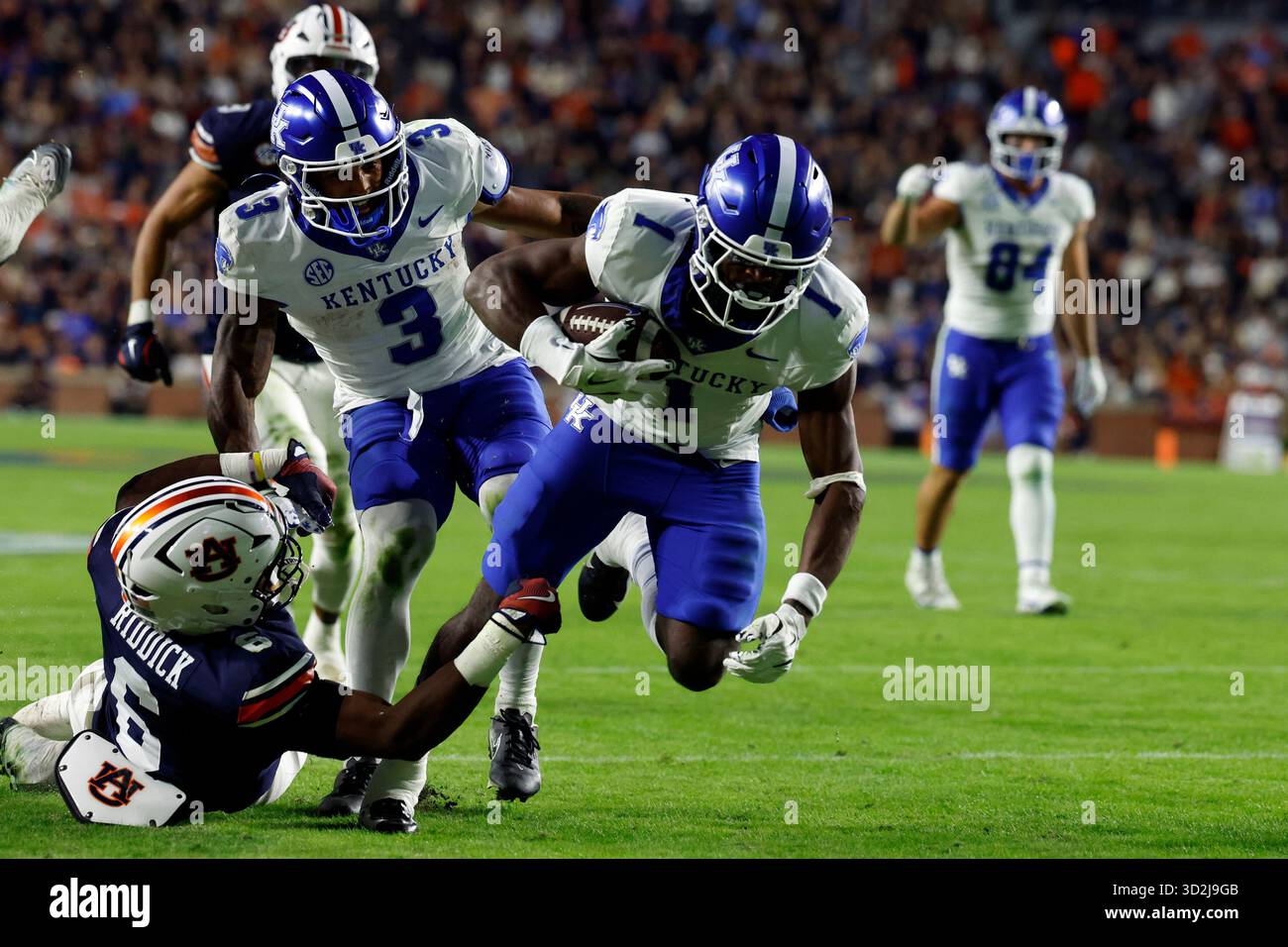Kentucky wide receiver Kendrick Law (1) eludes the tackle of Auburn ...