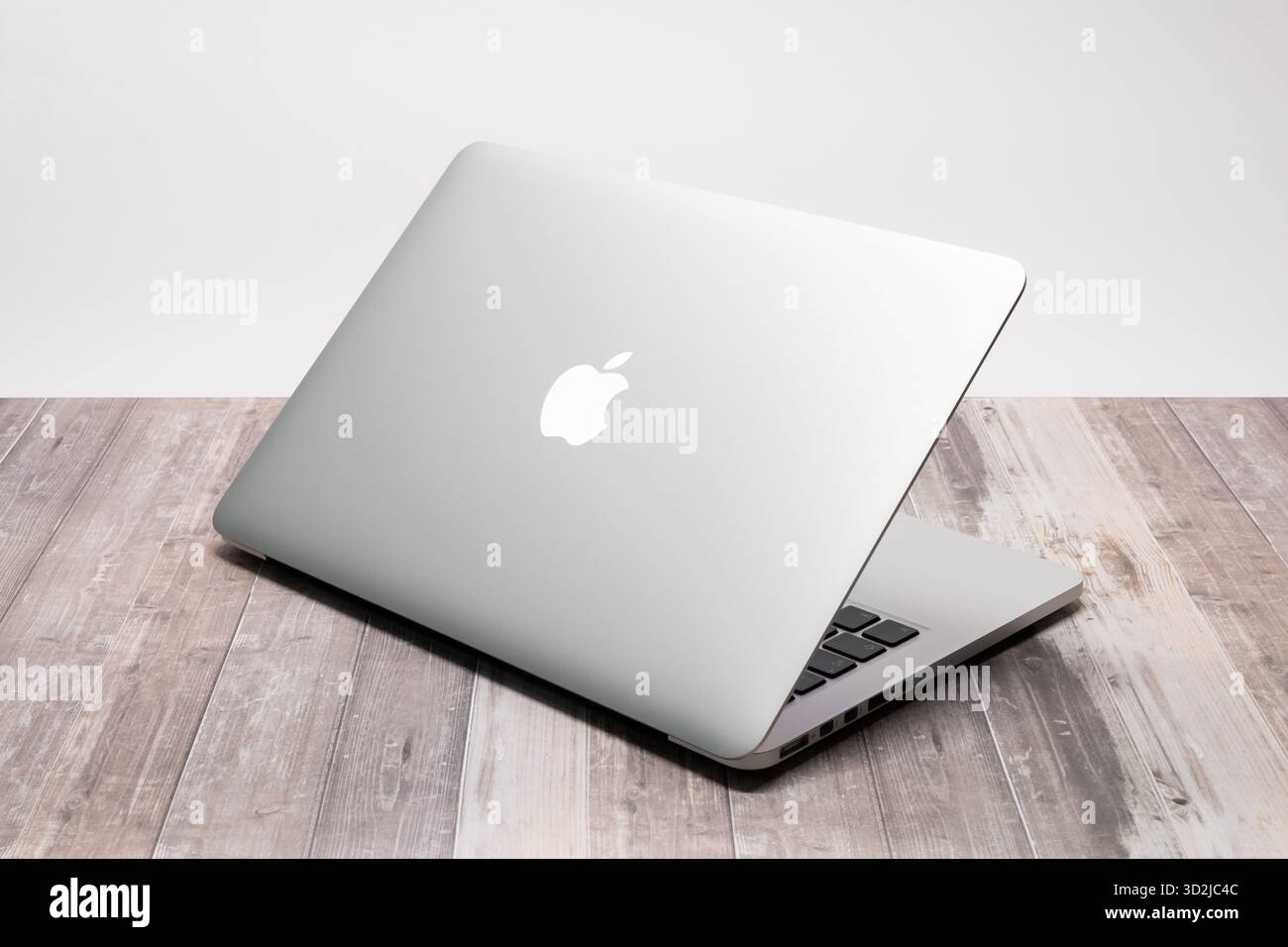 Apple MacBook Pro Early 2015 in the color silver. Laptop computer