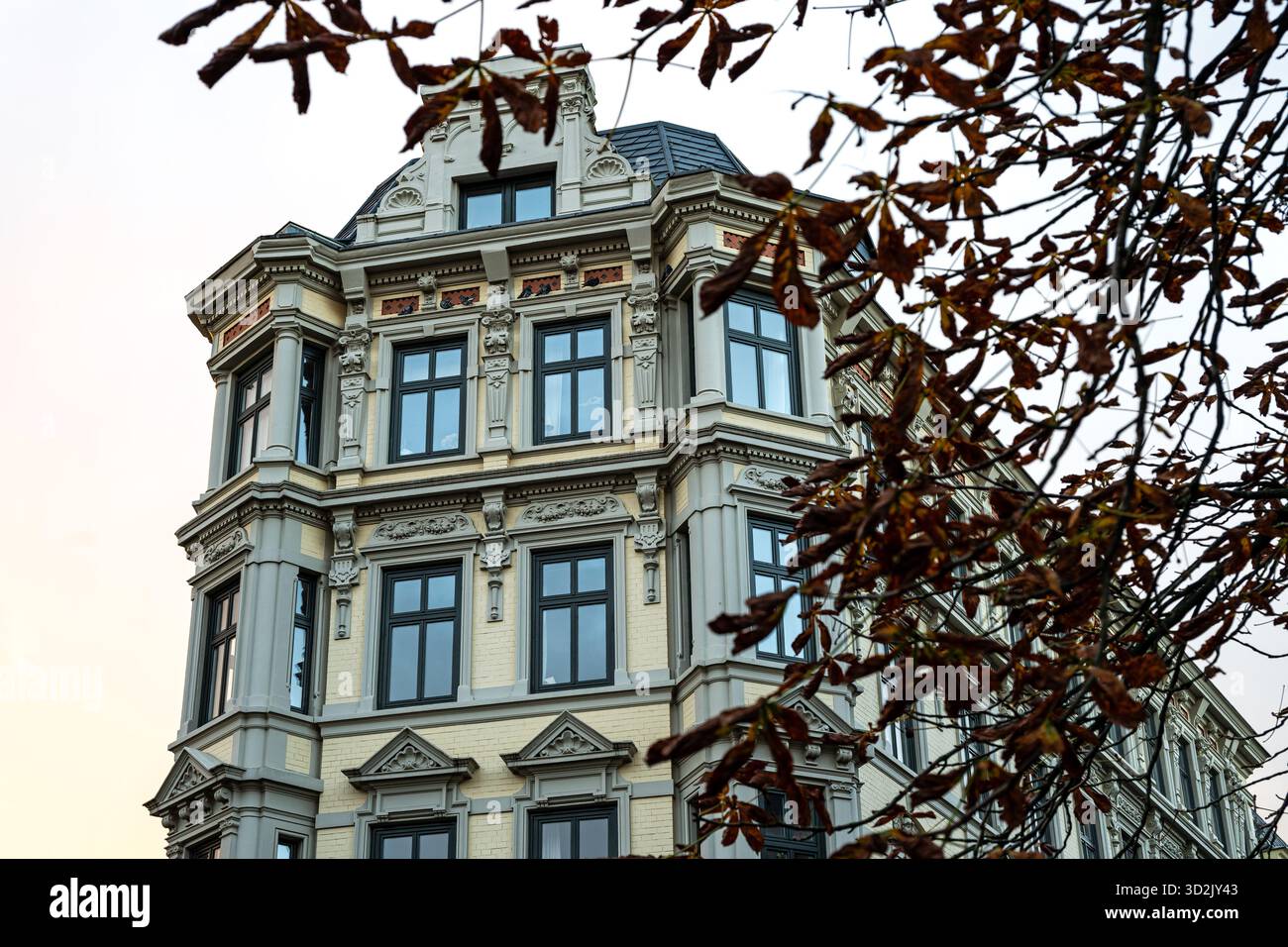 Exquisite historic apartment building hi-res stock photography and ...