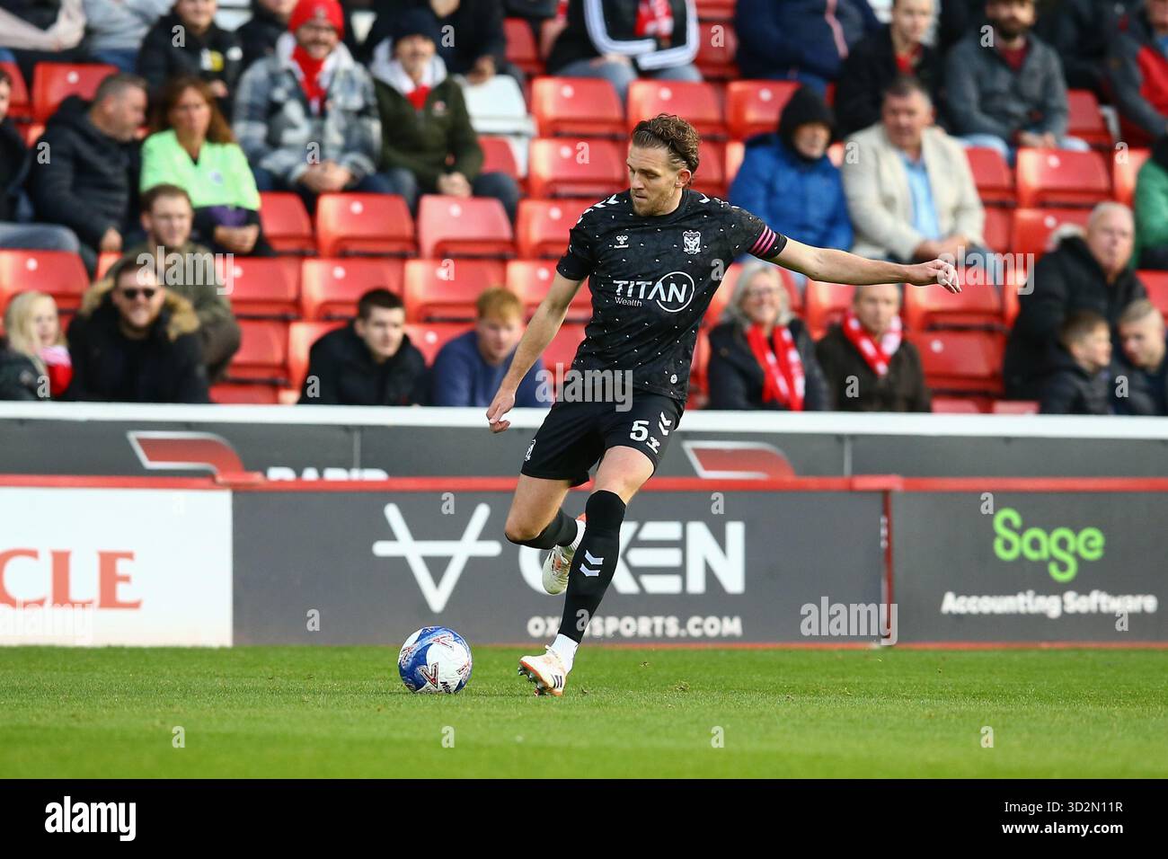 Oakwell Stadium, Barnsley, England - 1st November 2025 Callum Howe (5 ...