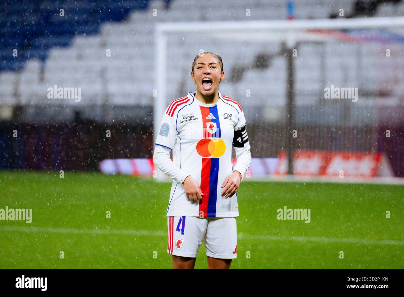 Selma Bacha (4 Olympique Lyonnais) celebrates with the fans during the ...