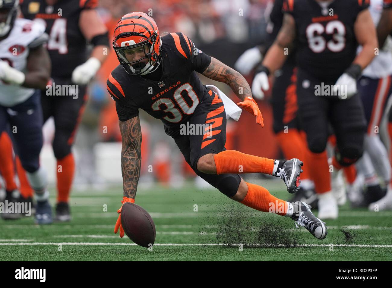 Cincinnati Bengals running back Chase Brown (30) drops a pass during the first half of an NFL ...