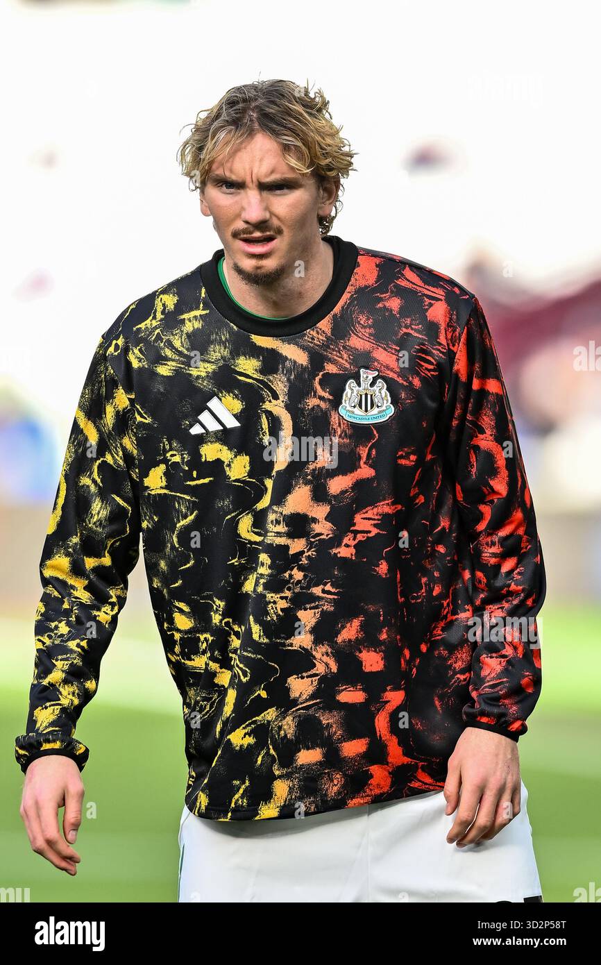 Nick Woltemade (27 Newcastle) warms up prior to the Premier League