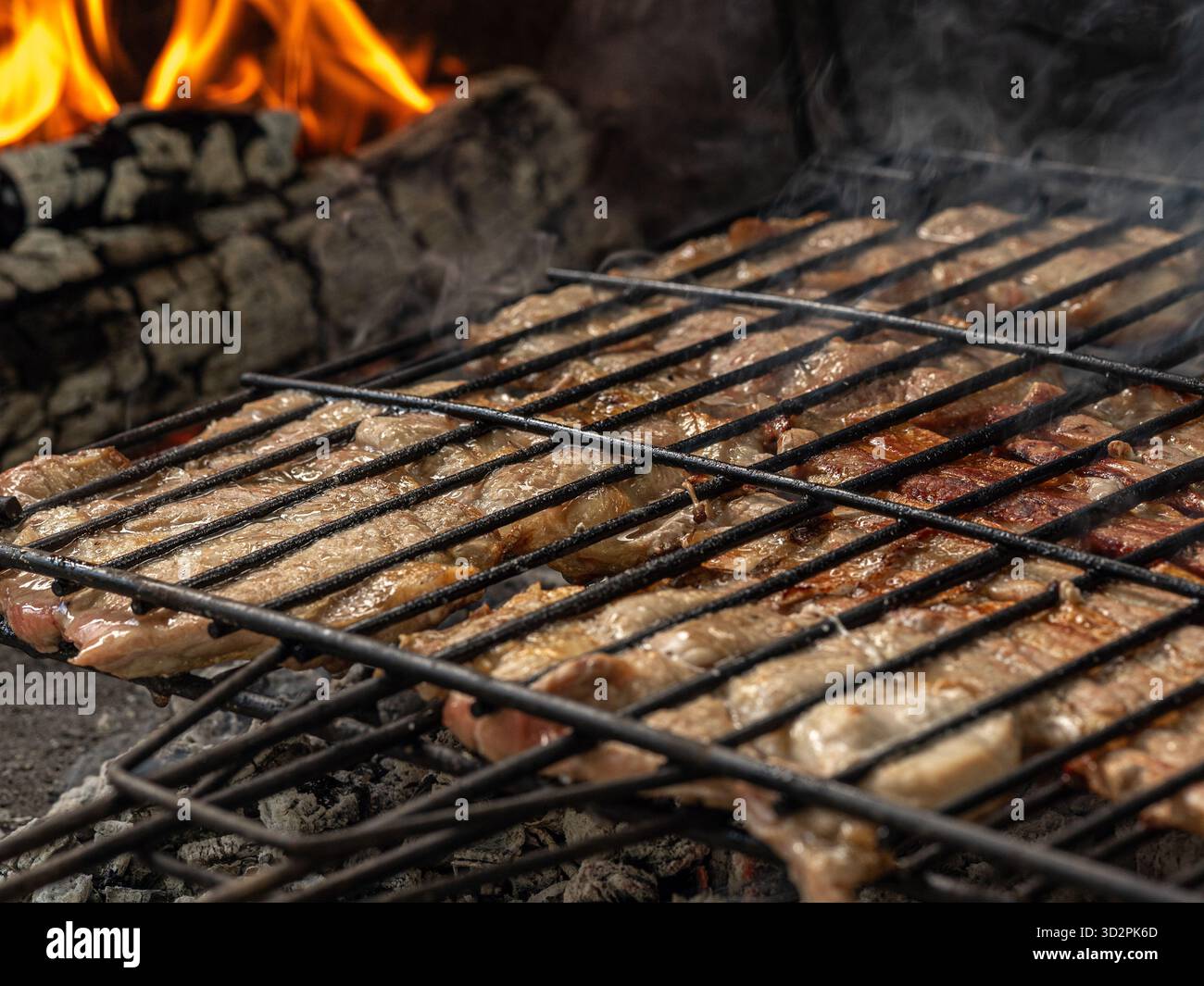 Embers Cooking Tradición culinaria hi-res stock photography and images - Alamy