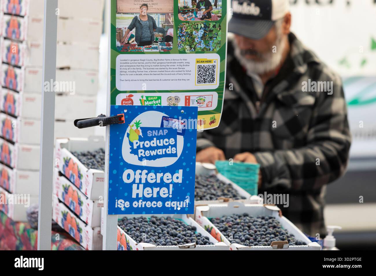 Seattle, Washington, USA. 2nd November 2025. A vendor displays a SNAP benefit sign at the West Seattle Farmers Market. Washington Gov. Bob Ferguson has directed nearly $2.2 million weekly to provide additional support to Washington’s food banks if funds for nutrition assistance programs are not restored as Washington State interprets ongoing court rulings. Credit: Paul Christian Gordon/Alamy Live News Stock Photo