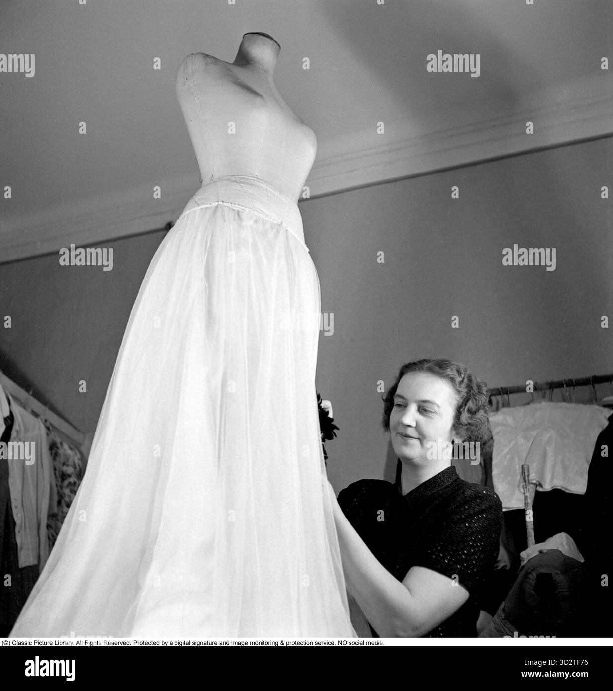 Woman evening dress 1940s hi-res stock photography and images - Alamy