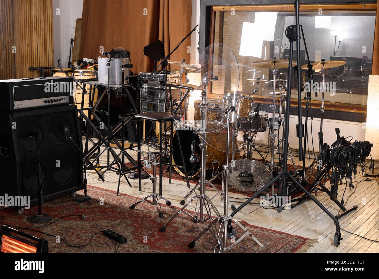 Studio Record Instrument Modern musical instruments hi-res stock photography and images - Alamy