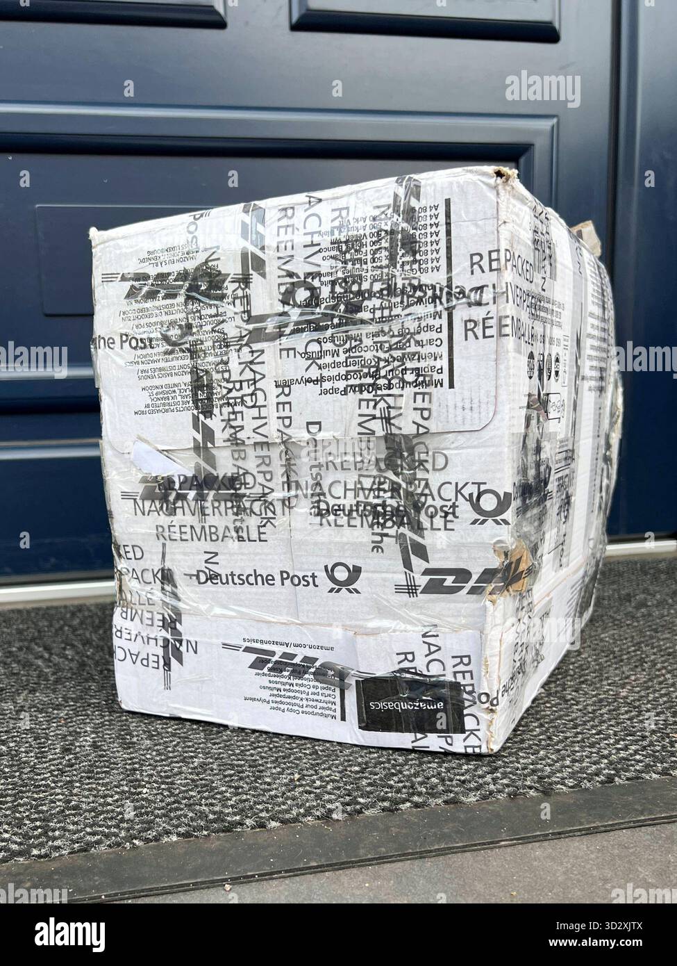 abb/Postpaket- Ein mehrfach mit Klebeband gesichtertes beschaedigtes ...