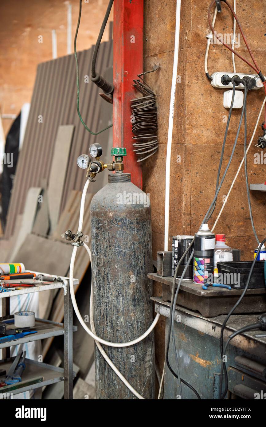 Large O2 Cylinder Large oxygen cylinder white hi-res stock photography and images - Alamy