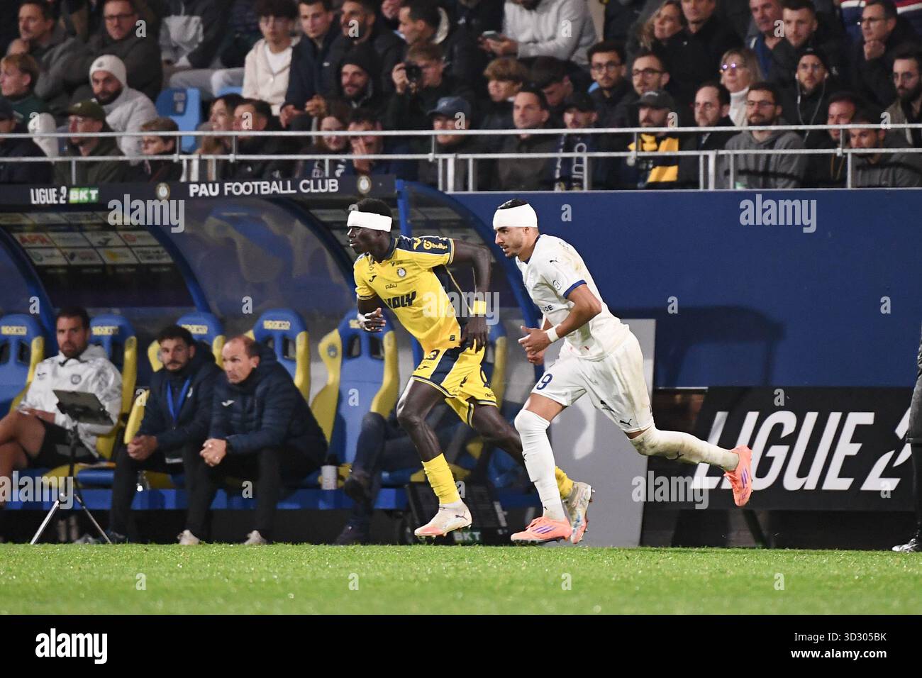 06 Cheikh FALL (pau) - 09 Mounaim EL IDRISSY (estac) during the Ligue 2 ...