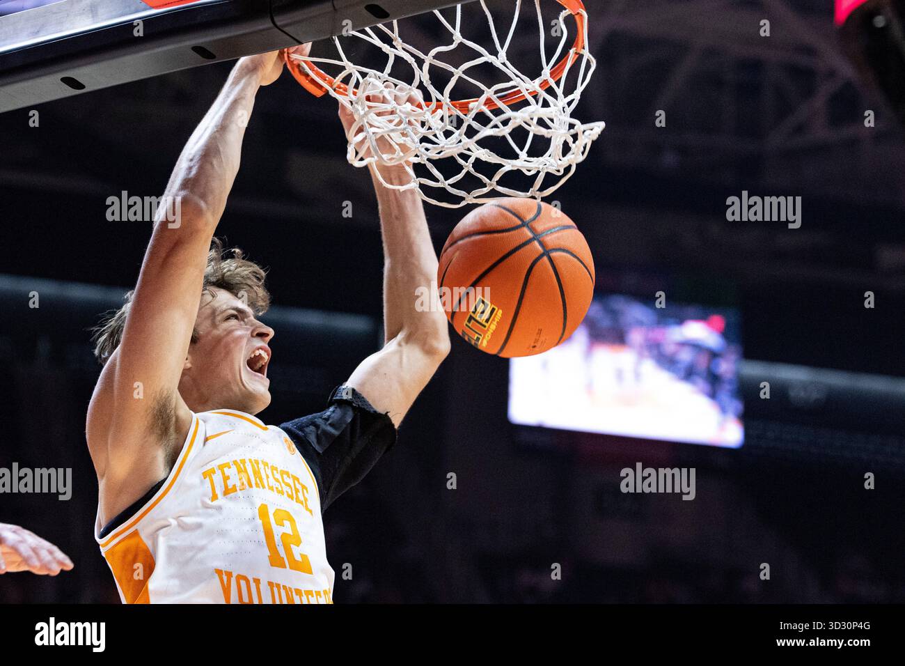 Tennessee forward Cade Phillips dunks during the first half of an NCAA ...