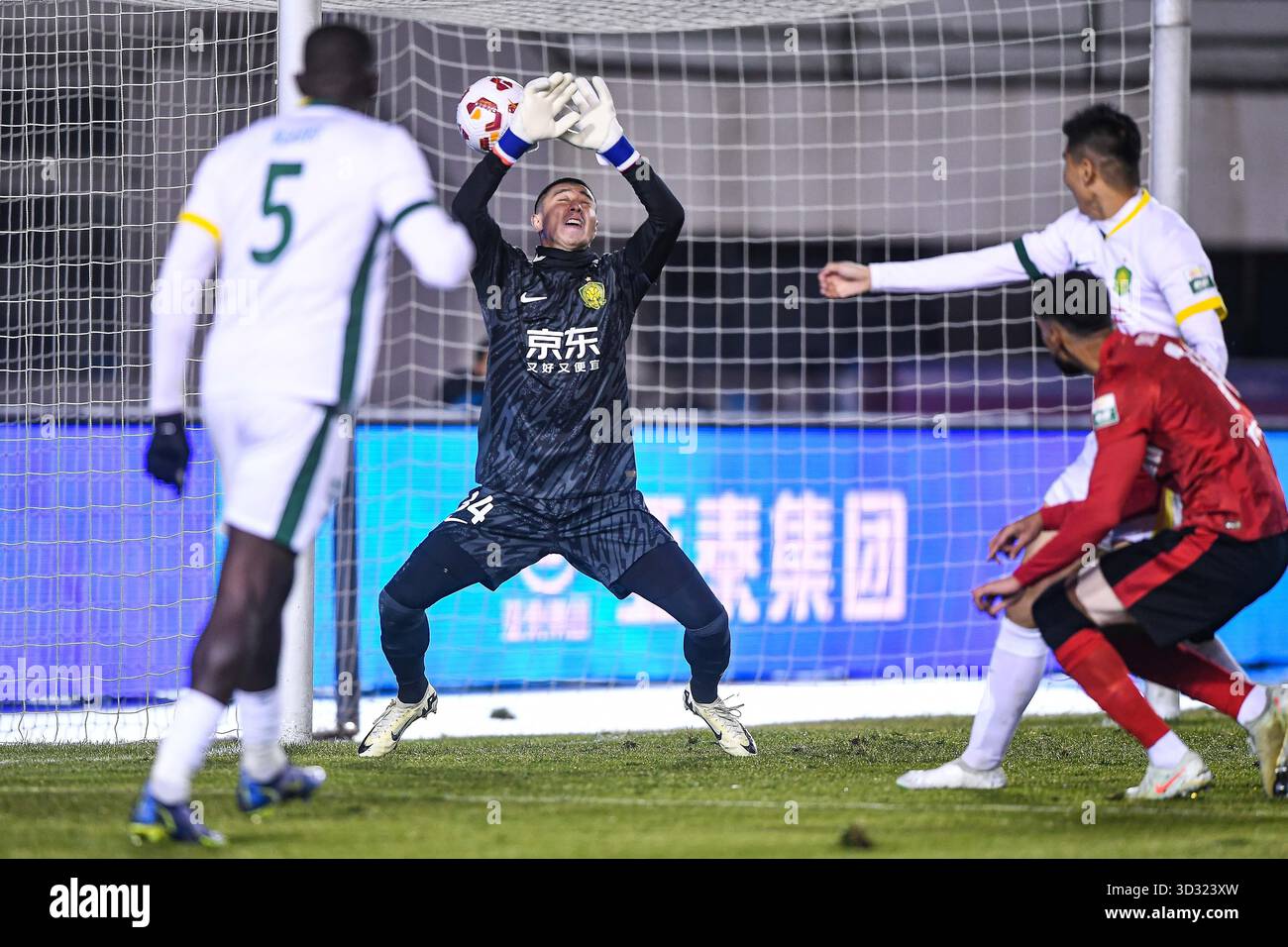 Beijing Guoan Football Club defeated Changchun Yatai Football Club with ...