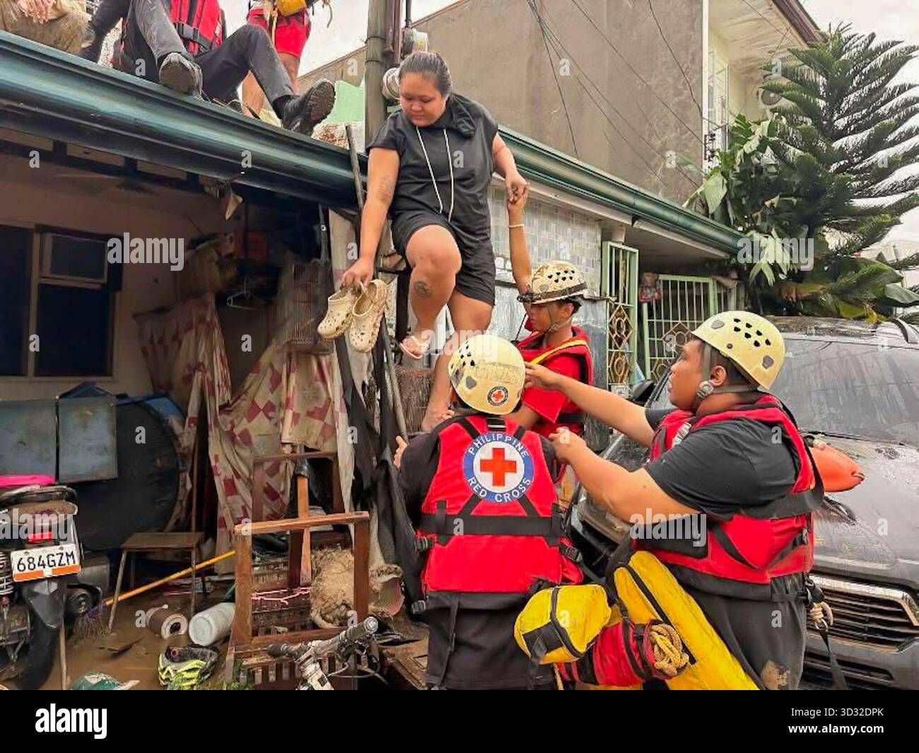 Philippine Rescuer Model (251104) -- CEBU, Nov. 4, 2025 (Xinhua) -- Rescuers from the Philippine ...