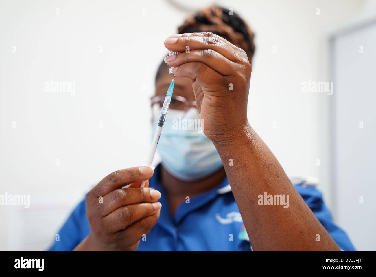EMBARGOED TO 2330 TUESDAY NOVEMBER 4 File photo dated 22/4/2022 of a nurse prepares a dose of a Covid-19 vaccine. The largest study of its kind has shown the Pfizer-BioNTech Covid-19 vaccine causes far fewer problems than the virus itself in children and young people, after concerns the jab may cause harm. The risks after being infected with the virus 'lasted much longer' compared with post-vaccination, researchers said. Issue date: Tuesday November 4, 2025. Stock Photo