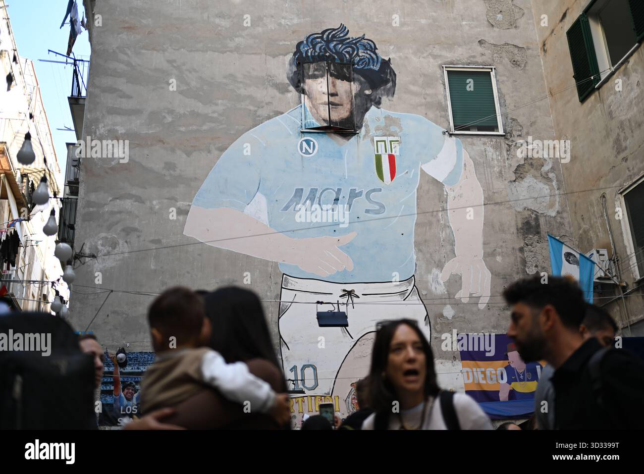 neapel-italy-04th-nov-2025-tourists-in-the-quartieri-spagnoli-stand