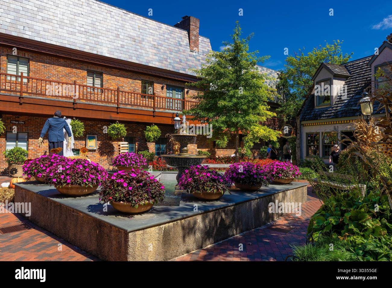 Shopping area in downtown Gatlinburg, Tennessee, USA Stock Photo - Alamy, image size:1300x956