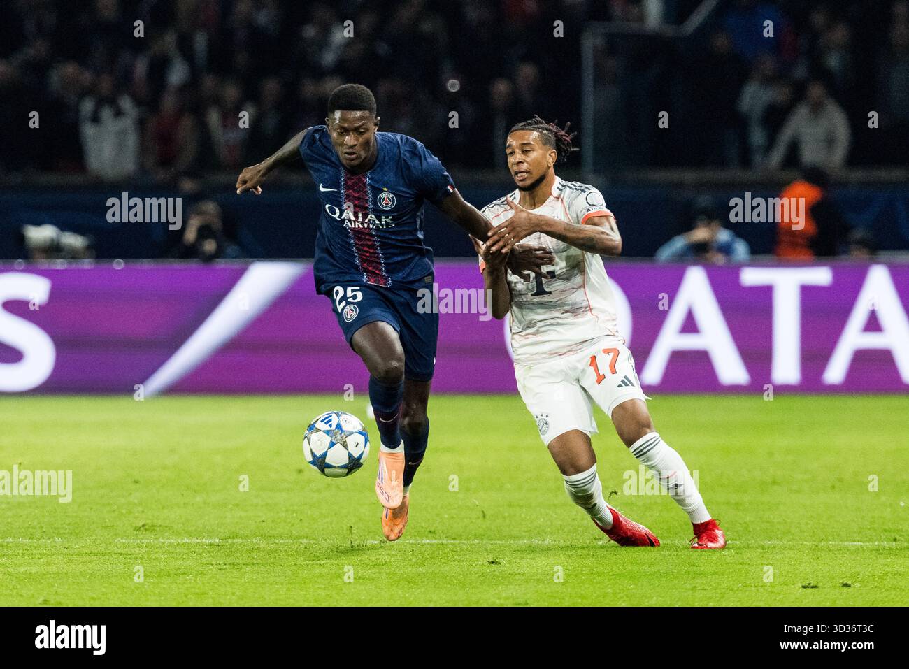 Zweikampf Nuno Mendes (FC Paris Saint-Germain, 25), Michael Olise (FC ...