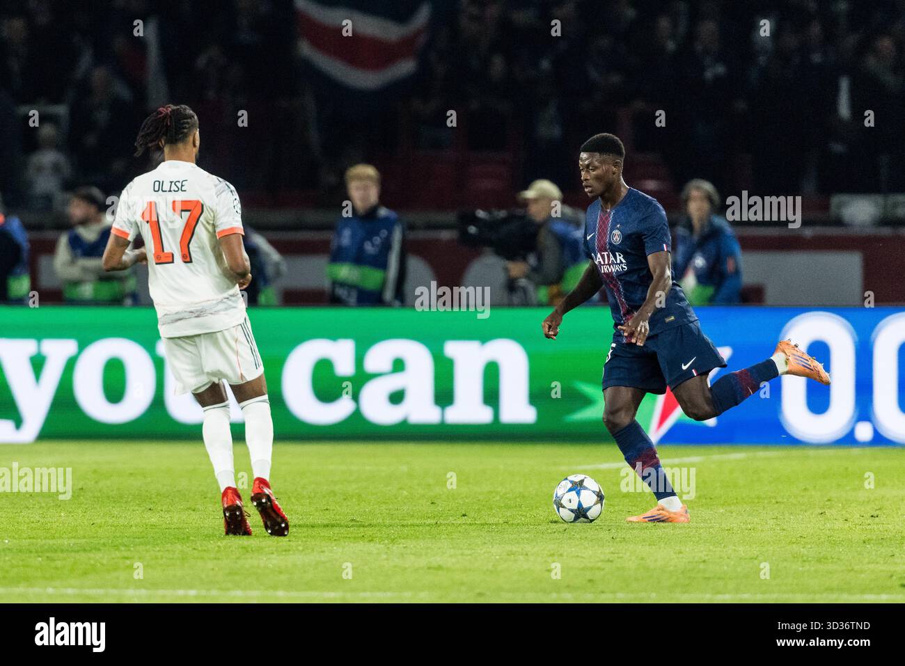 Duel Michael Olise (FC FC Bayern Munich, 17), Nuno Mendes (FC Paris ...