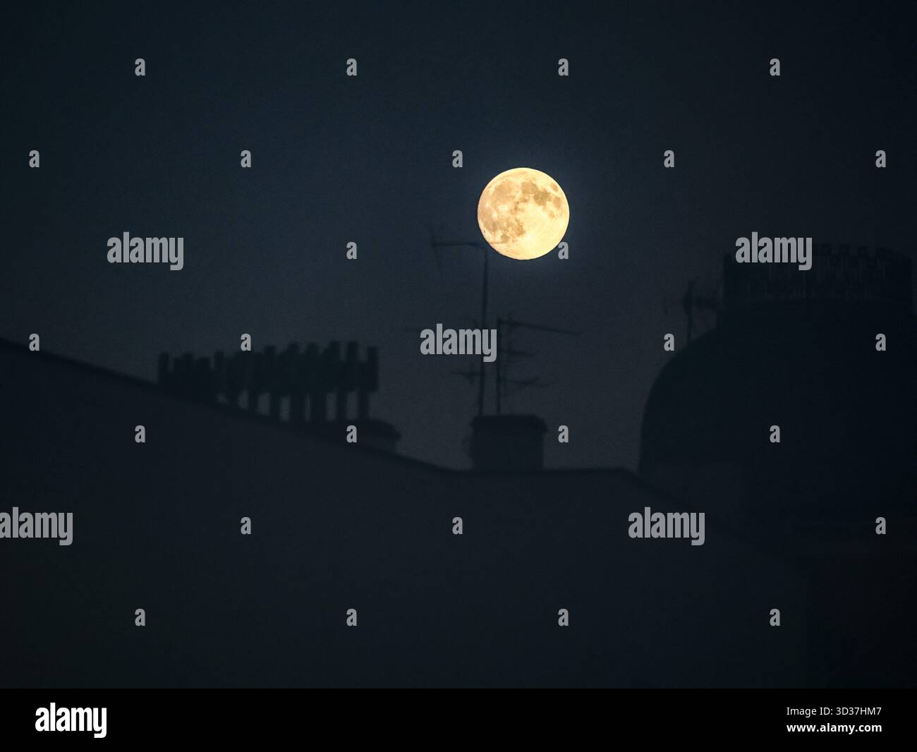 Katowice, Poland. 04th Nov, 2025. A beaver Moon is seen over Katowice during a protest in front of Silesia voivodeship government office. Labour unions, primarily Solidarity movement, of mining and steel industries called for protest as negotiations with the Polish government on the issue of energy transformation did not bring satisfactory results. This week, the Polish government adopted a draft law which will protect miners leaving the industry, but the union say the law is not enough. Credit: SOPA Images Limited/Alamy Live News Stock Photo