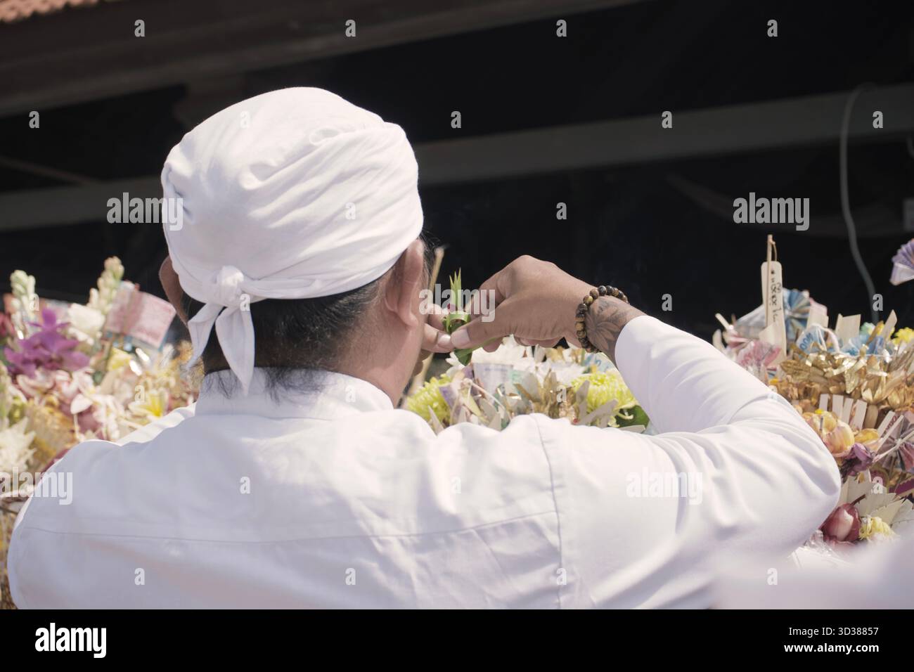 Hindu priest during ceremony hi-res stock photography and images - Alamy