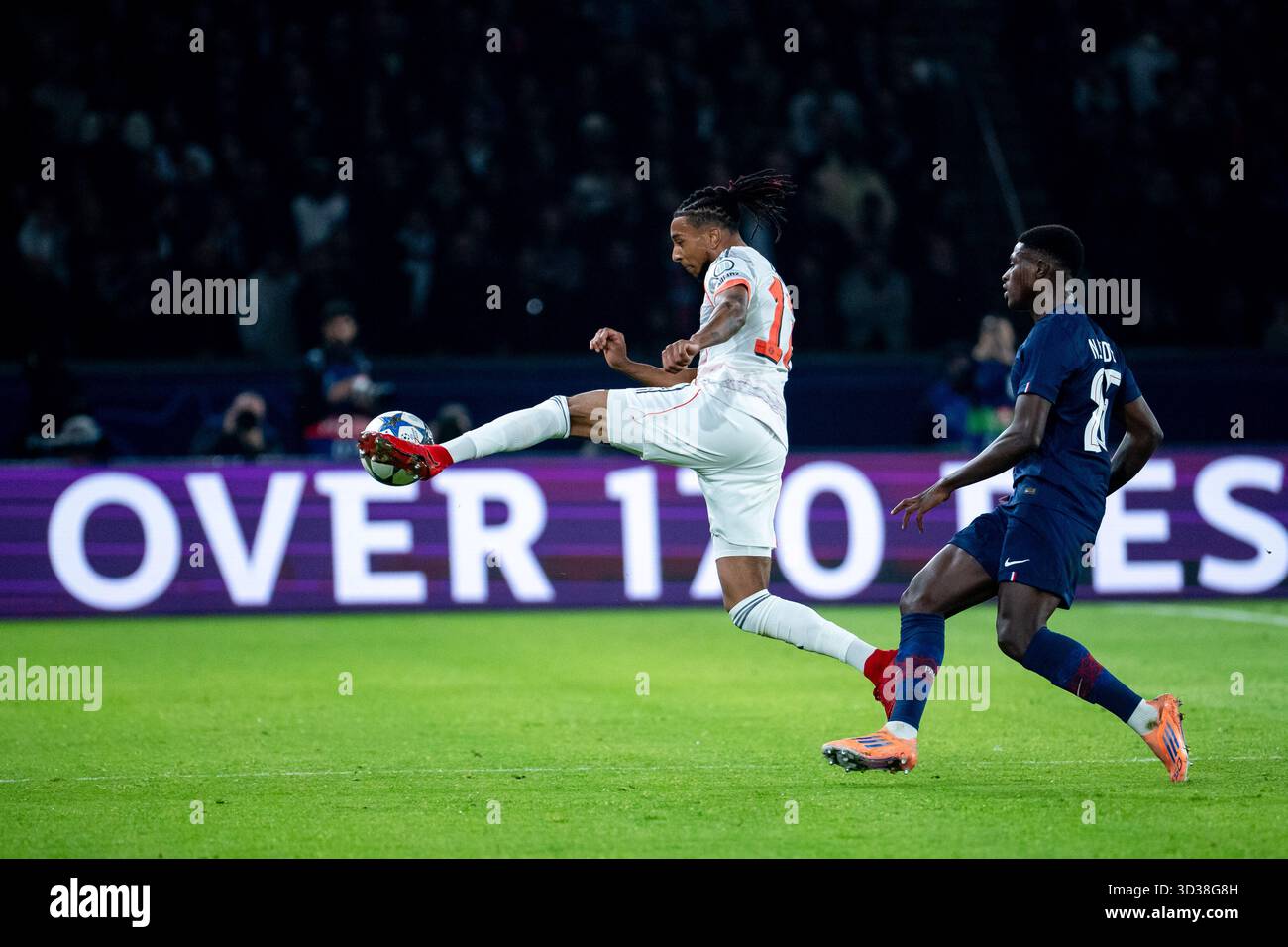 Michael Olise (FC Bayern Muenchen, #17) im Zweikampf mit Nuno Mendes ...