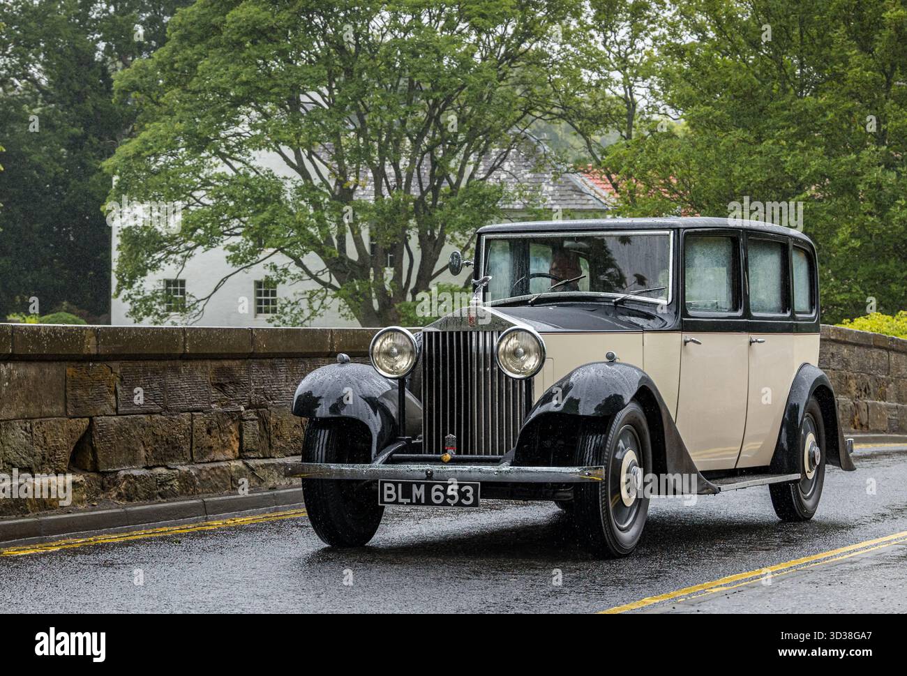 Rolls Royce 1903/ロールスロイス 1903 Vintage 1934 Rolls Royce luxury car driving over Victoria Bridge