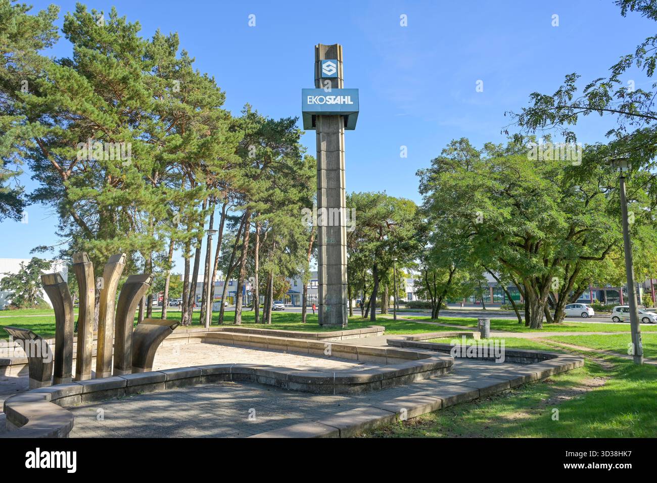 Denver Brunnen, Logo und Stele EKO Stahl, heute H��ttenwerk Arcelor Mittal, Werkstra?e, Eisenh��ttenstadt, Brandenburg, Deutschland Stock Photo